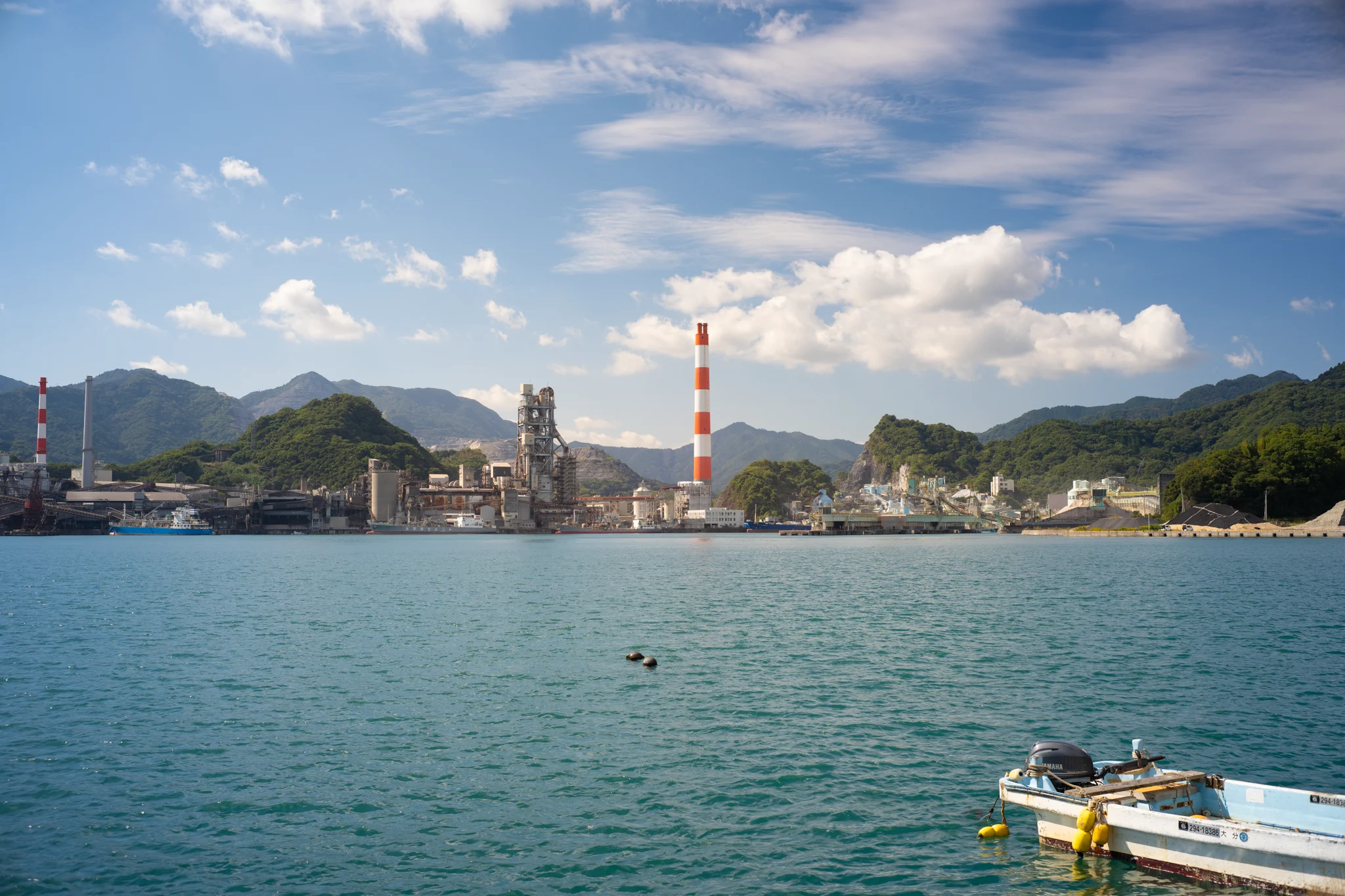 海から望む津久見の工場と山並み
